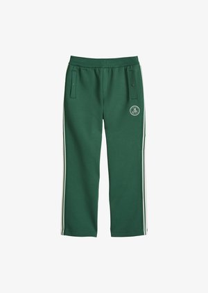 Pantaloni sport verzi cu dungi albe pe părțile laterale, bandă elastică în talie, buzunare cu capse și un mic logo circular pe partea superioară a piciorului stâng.