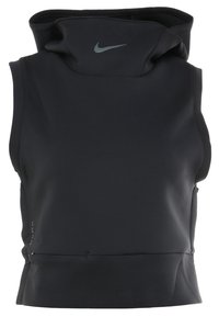 Czarny bezrękawnik sportowy z wysokim dekoltem, gładki materiał, z subtelnym logo Nike w odcieniu szarości. Posiada dopasowany krój z konturowym kształtem.