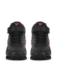 Černé sportovní boty s růžovými akcenty, s vysokým designem, šněrováním vpředu, nastavitelným popruhem a texturovanou gumovou podrážkou.
