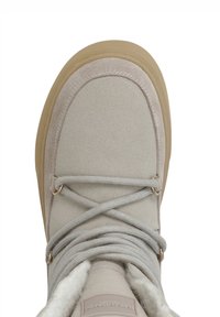 Lichtgrijze suède laars met een ronde neus, een gestructureerd bovenwerk, crèmekleurige voering, vetersluiting en een lichtbruine rubberen zool.