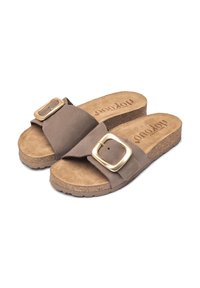 Sandali slide in suede marrone con una fascia ampia, fibbia dorata e suola in sughero. L'interno presenta un morbido rivestimento in faux suede.