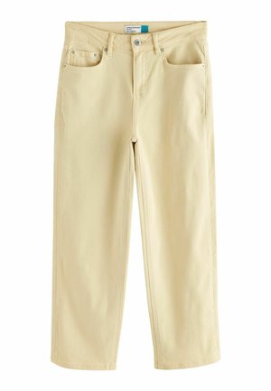 Beige Jeans mit geradem Bein, vorn mit Knopf und Reißverschluss, Gürtelschlaufen und fünf Taschen, flach auf einem weißen Hintergrund liegend.