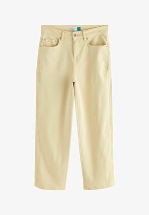 Béžové rifle s rovnými nohavicami, s predným gombíkom, zapínaním na zips, pútkami na opasok a piatimi vreckami, položené na rovine na bielom pozadí.