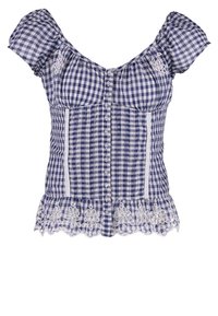 Chemisier à carreaux bleu et blanc avec des manches courtes à volants, une bordure en dentelle à l'ourlet et une fermeture centrale à boutons. Matériau en coton texturé.