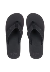 Schwarze Flip-Flops mit einer strukturierten Sohle und Stoffriemen, die ein einfaches Design und ein Logo auf der Fußbett aufweisen.