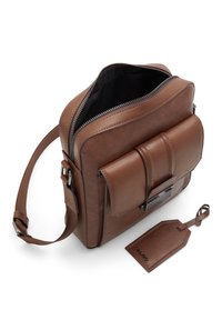 Borsa a messenger in pelle marrone con scomparto principale con zip, tasca frontale e etichetta per bagagli. Presenta una finitura testurizzata e una tracolla regolabile.