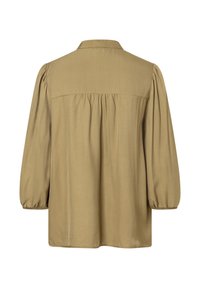 Blouse beige avec une empiècement avant, des manches ballon et des fronces à l'arrière. Tissu lisse avec une texture douce et un col boutonné.