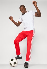 adidas Originals PERU TRACK PANT - Valsts izlases komandas apģērbs - better scarlet
