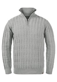 Sweat à zip gris clair avec texture en maille torsadée, poignets et ourlet côtelés. Il présente un col montant et une petite étiquette de marque en bas à gauche.
