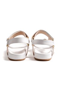 Sandales blanches au design structuré, avec deux brides ajustables, une garniture dorée et une semelle texturée pour une meilleure adhérence.