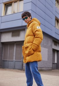 Jordan M J ESS STMT Down coat chutney/black/mustard yellow