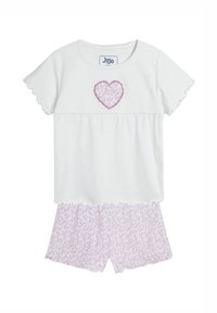 Conjunto de algodón blanco de manga corta que presenta un corazón bordado en rosa en la parte superior y pantalones cortos con un patrón floral rosa y bordes en forma de concha.