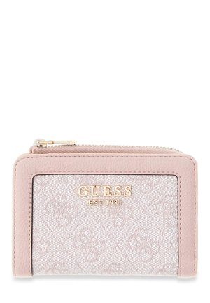 Petit portefeuille rectangulaire rose Guess avec motif texturé, logo doré "GUESS EST 1981" et fermeture zippée sur le dessus.