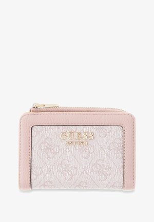 Petit portefeuille rectangulaire rose Guess avec motif texturé, logo doré "GUESS EST 1981" et fermeture zippée sur le dessus.