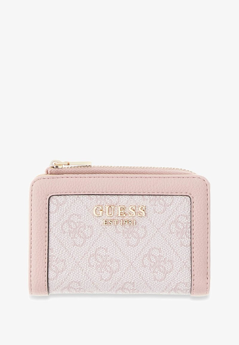 Petit portefeuille rectangulaire rose Guess avec motif texturé, logo doré "GUESS EST 1981" et fermeture zippée sur le dessus.