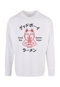 Balta ilgomis rankovėmis marškiniai su raudonu grafiku, vaizduojančiu katę, laikančią ramen dubenį, aplink kurį yra tekstas anglų ir japonų kalbomis.