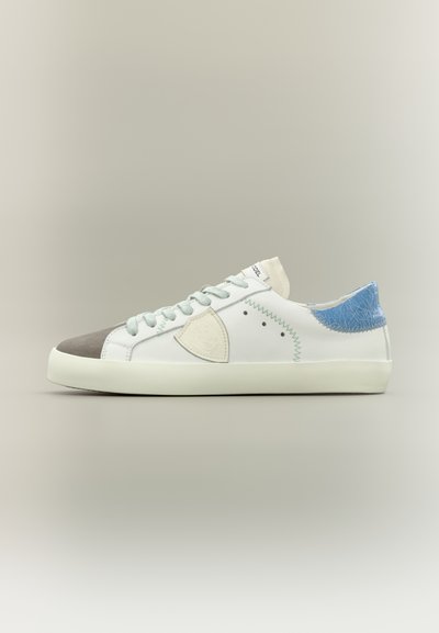 Baskets pour homme en blanc, avec bout en gris et talon texturé bleu. Présentent un design cousu et une semelle blanche. Lacets ton sur ton bleu.