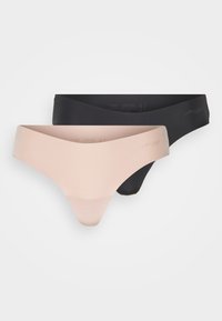 Dva páry ženských stringových nohavičiek v nude a čiernej farbe, vyrobené z hladkej, elastickej tkaniny s nízkym pásom a minimálnymi švami.