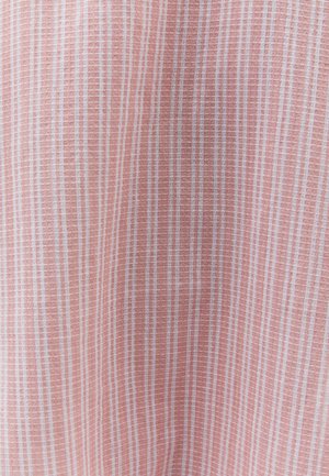 Tissu léger et texturé avec des rayures roses et blanches alternées, offrant une qualité douce et respirante. Motif en quadrillage subtil sur l'ensemble.