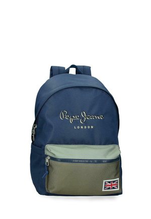 Mochila azul marino Pepe Jeans con bolsillo delantero verde claro, cremallera y parche de la bandera del Reino Unido en la parte inferior derecha.