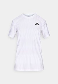 Camiseta blanca de manga corta con diseño texturizado. Presenta un logo triangular negro en la parte superior izquierda del pecho. Material suave, cuello redondo.