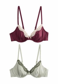 To bh'er: en bordeaux satin bh med creme farvet blondedekor og en lys grøn satin bh med olivengrønne blonde detaljer. Justerbare stropper og en glat finish.