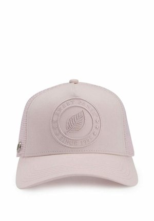 Casquette de baseball rose clair avec dos en maille et logo circulaire brodé représentant une feuille et le texte "Sweet Pants Since 1982".