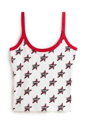 Biały crop top z powtarzającym się wzorem czerwonych i czarnych gwiazd oraz logo "Vans", wykończony czerwonymi ramiączkami i lamówką. Materiał bawełniany.