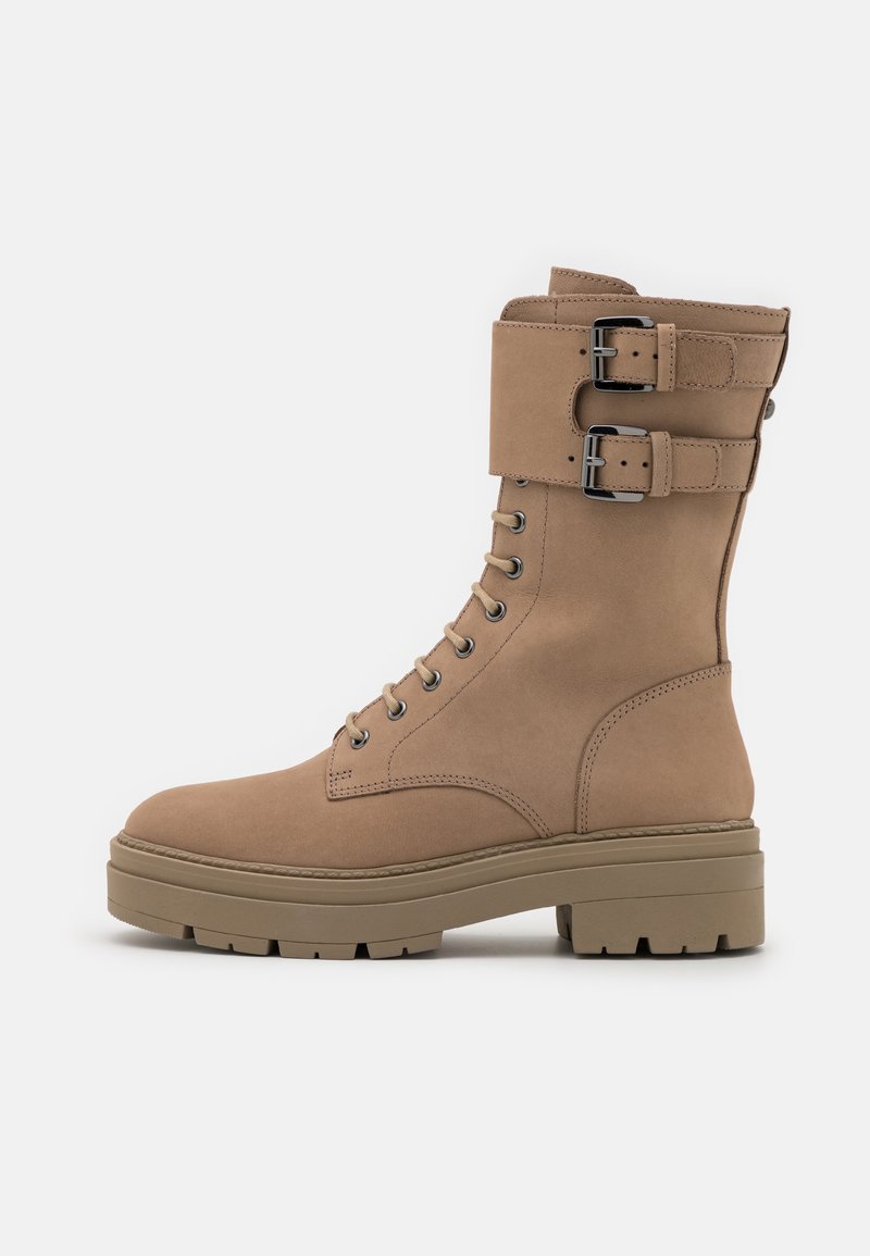 Botas con cordones