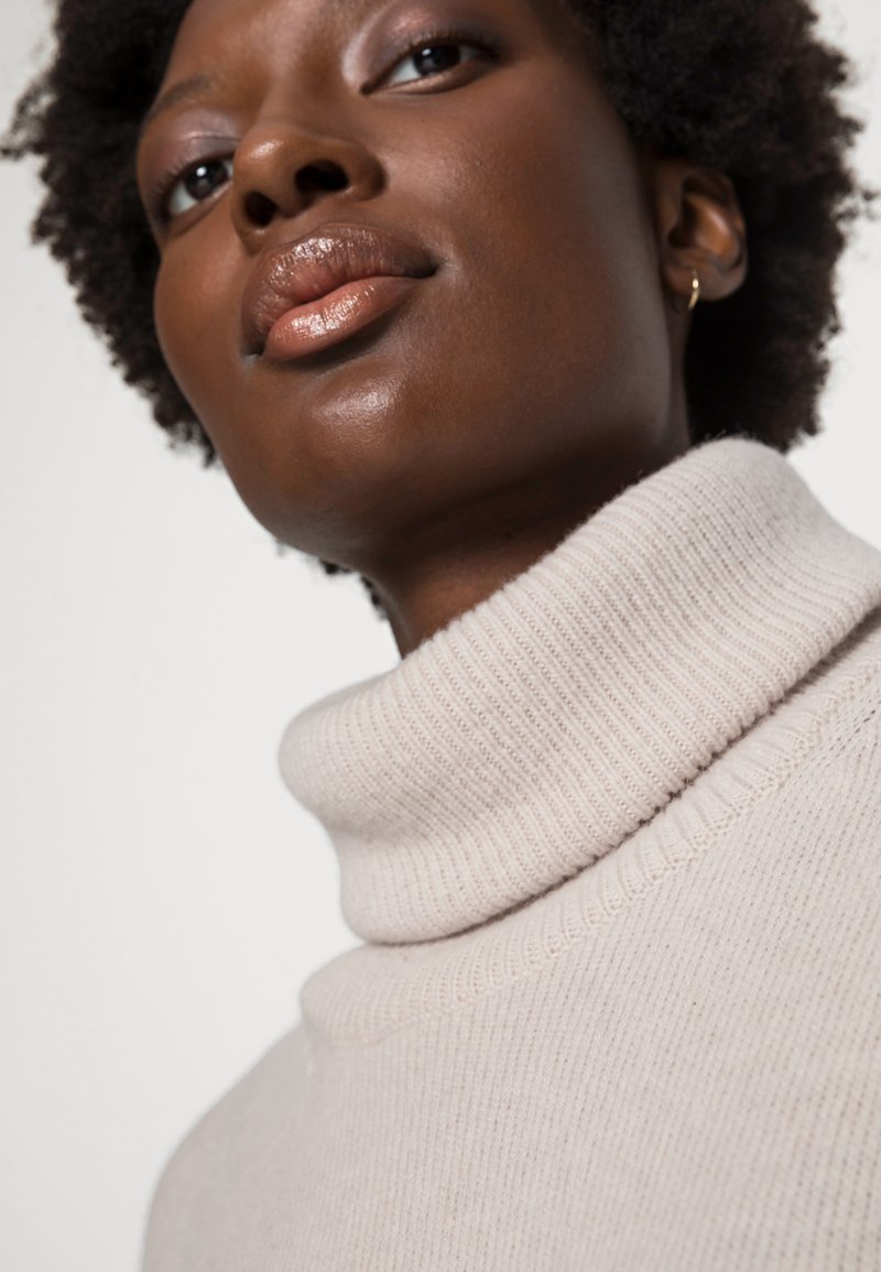 Damen Bekleidung | Wood Wood PAULA FINE TURTLENECK Strickpullover light sand/offwhite - TS05657 Damen Bekleidung | Wood Wood PAULA FINE TURTLENECK Strickpullover light sand/offwhite - TS05657