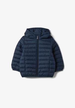 Donkerblauwe gewatteerde peuterjas met capuchon, rits aan de voorkant, elastische manchetten en ritszakken aan de zijkanten op een witte achtergrond.
