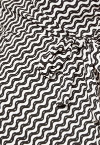 Pieces Maternity PMBINA MIDI WRAP DRESS  - Φόρεμα από ζέρσεϊ - cloud dancer/graphic