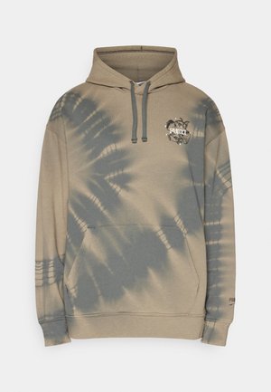 Hellbraune Kapuzenjacke mit Batikmuster in dunkleren Farbtönen. Sie verfügt über eine Kängurutasche, eine verstellbare Kapuze und ein kleines Logo auf der Brust.