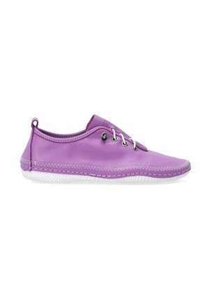 Chaussure en caoutchouc violette avec semelle extérieure blanche, bout rond et coutures décoratives. Présente un design à lacets avec deux œillets en métal et un tirant au talon.