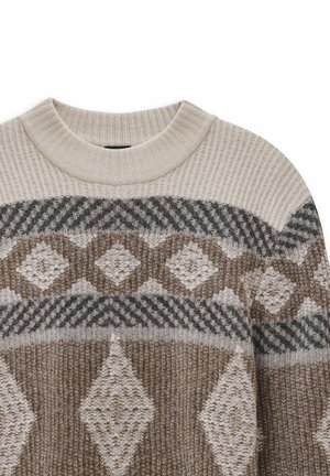 Strickpullover mit einem runden, gerippten Kragen, der geometrische Rauten- und Hahnentritt-Muster in Beige-, Braun- und Grautönen aufweist.
