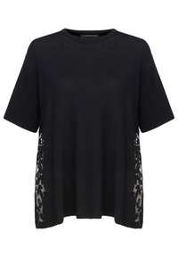 Haut noir à manches courtes avec col rond et panneaux en dentelle transparente sur les deux côtés avec motifs floraux.