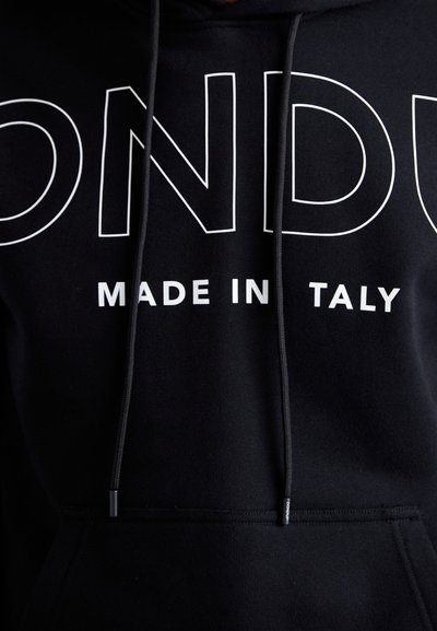 Felpa nera con grande scritta bianca "ONDU" e "MADE IN ITALY" sotto. Presenta cappuccio con lacci e tasca a marsupio; tessuto morbido e testurizzato.