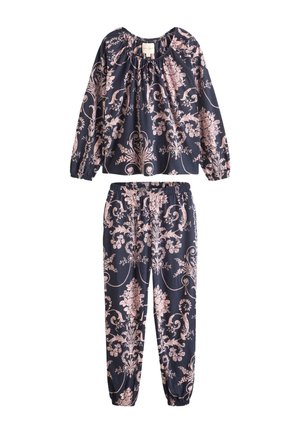 Navy Pyjama-Set mit floralem pinken Muster, langen Ärmeln und einem entspannten Schnitt. Das Oberteil hat einen Rundhalsausschnitt und eine Kordelzugdetail am Halsausschnitt.