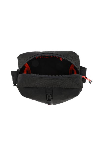 Svart midjeväska med hexagonalt texturerat material, zipprad topp, röd interiör och justerbar rem. Har ett framträdande framspänne.