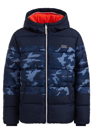 Veste matelassée bleu marine avec panneaux camouflage bleus, fermeture éclair à l'avant, poches à boutons-pression, capuche avec doublure orange vif et petit patch sur la poitrine.