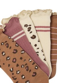 Fünf Paar Knöchelsocken mit Rüschensaum, die ein Leopardenmuster und gestreifte Muster in Braun, Creme und Mauve aufweisen.
