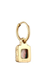 Guldtonad hoopörhänge med en texturerad, rektangulär pendel som har en central öppenhet som avslöjar en mångfärgad sten. Markeringar synliga på metallen.