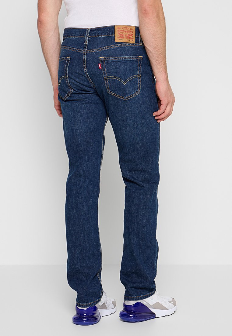 Dunkelblaue Jeans aus Denim mit geradem Bein, ausgestattet mit Gesäßtaschen, einem Lederlabel am Bund und gelben Nähakzenten.