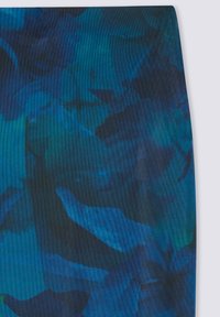 Tkanina w kwiatowy wzór w odcieniach ciemnoniebieskiego i zielonego, o teksturowanym, tkanym wyglądzie oraz gładkim wykończeniu.