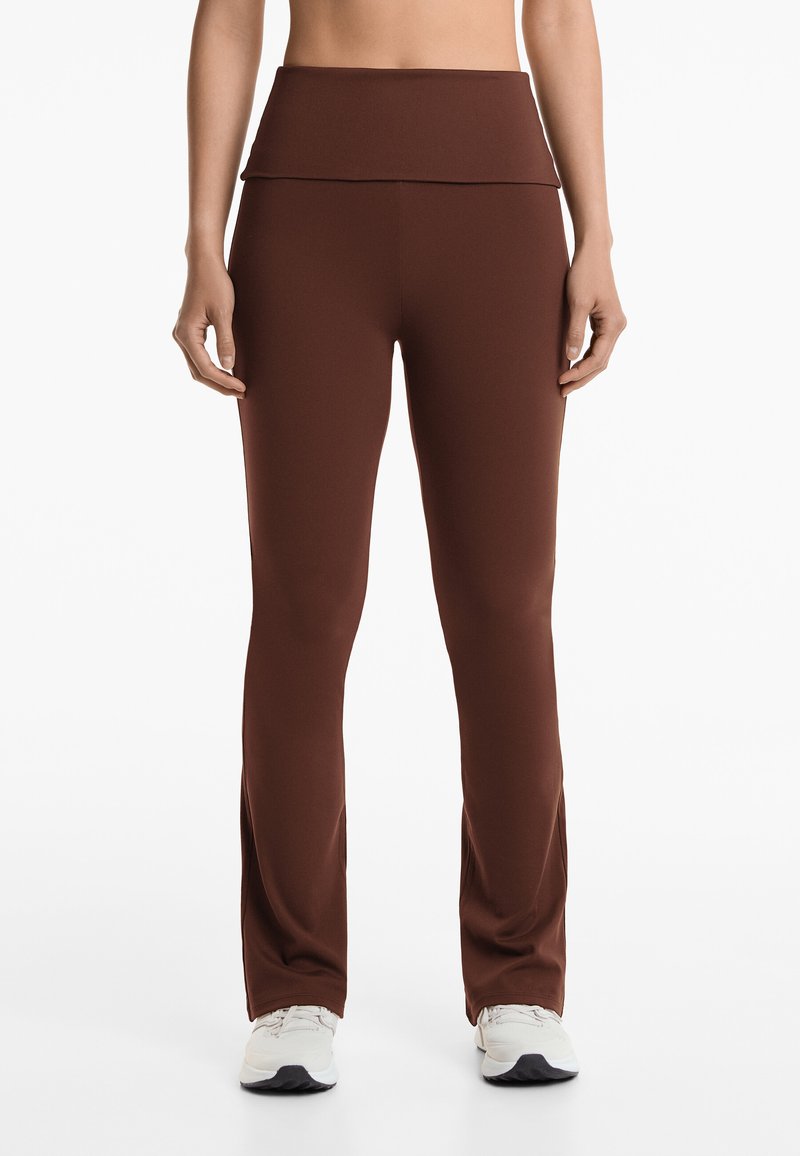 OYSHO - FOLDOVER WAIST COMFORTLUX FLARE - Stoffhose - dark brown, Vergrößern
