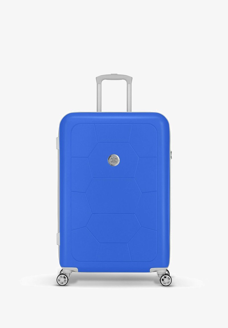 Blauwe polycarbonaatkoffer met hexagonaal patroon, zilverkleurige hardware, uittrekbare handgreep en vier draaibare wielen voor mobiliteit.