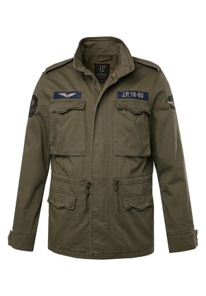 Militaire stijl olijfgroene jas met knoopsluiting, twee grote voorzakken, epauletten en patches op de borst en mouwen.