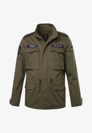 Militaire stijl olijfgroene jas met knoopsluiting, twee grote voorzakken, epauletten en patches op de borst en mouwen.