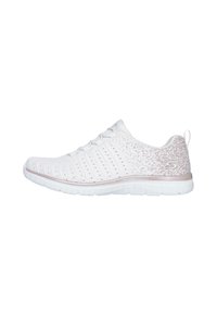 Zapatilla deportiva blanca con parte superior tejida, talón moteado en degradado rosado, suela flexible y cierre con cordones, vista lateral.