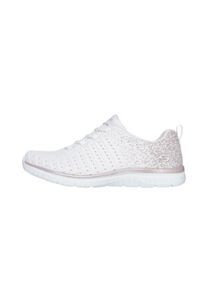 Zapatilla deportiva blanca con parte superior tejida, talón moteado en degradado rosado, suela flexible y cierre con cordones, vista lateral.